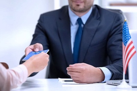 Entrega del pasaporte con la visa de negocios